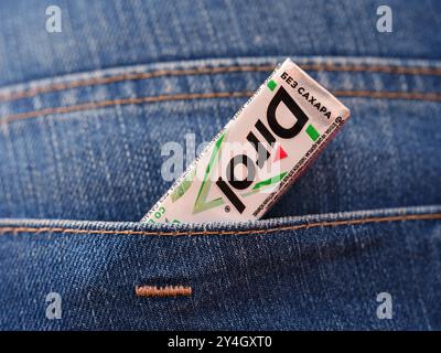 Tambov, Russland – 20. Dezember 2023 Packung Kaugummi Dirol in einer Jeansrückentasche. Stockfoto