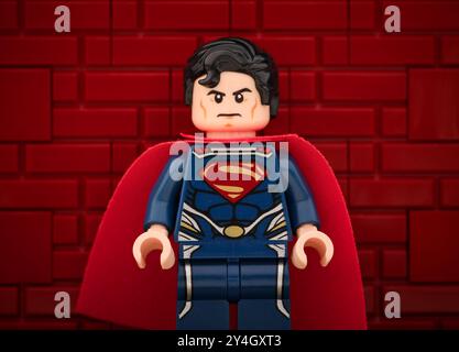 Tambow, Russische Föderation - 21. August 2024 Porträt der Minifigur Lego Superman vor rotem Backsteinmauerhintergrund. Stockfoto