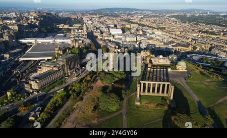 Aus der Vogelperspektive sehen Sie das National Monument, das Nelson Monument und das City Observatory auf Canton Hill, Edinburgh, Schottland. Stockfoto