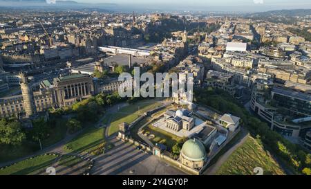 Aus der Vogelperspektive sehen Sie das National Monument, das Nelson Monument und das City Observatory auf Canton Hill, Edinburgh, Schottland. Stockfoto