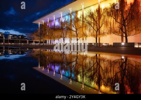 WASHINGTON DC, USA – das John F. Kennedy Center for the Performing Arts ist mit leuchtenden Regenbogenlichtern an der Außenseite zu Ehren der Kennedy Center Honors beleuchtet. Diese jährliche Ausstellung verwandelt das ikonische weiße Marmorgebäude in ein farbenfrohes Leuchtfeuer am Potomac River, das die prestigeträchtige Verleihung der Kunstpreise unterstreicht. Stockfoto