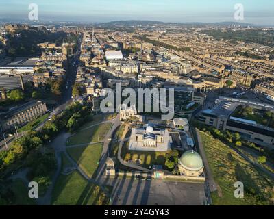 Aus der Vogelperspektive sehen Sie das National Monument, das Nelson Monument und das City Observatory auf Canton Hill, Edinburgh, Schottland. Stockfoto