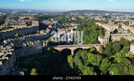 Aus der Vogelperspektive der Dean Bridge, wo sie das Wasser von Leith überquert, Edinburgh New Town, Schottland. Stockfoto