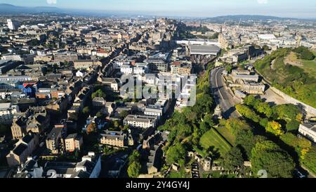 Blick aus der Vogelperspektive auf Regent Terrace (rechts) und Royal Mile (links) mit Edinburgh Castle in der Ferne. Stockfoto