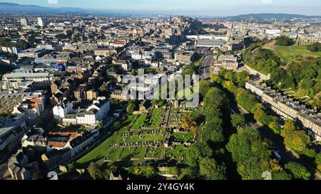 Blick aus der Vogelperspektive auf Regent Terrace (rechts) und Royal Mile (links) mit Edinburgh Castle in der Ferne. Stockfoto