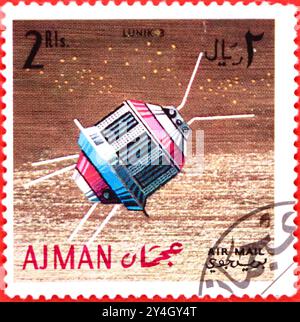 Foto einer Briefmarke von 1968 aus dem Emirat Ajman mit einem Bild des sowjetischen Satelliten Lunik 3 oder Luna 3, der 1959 in die Mondumlaufbahn ging Stockfoto