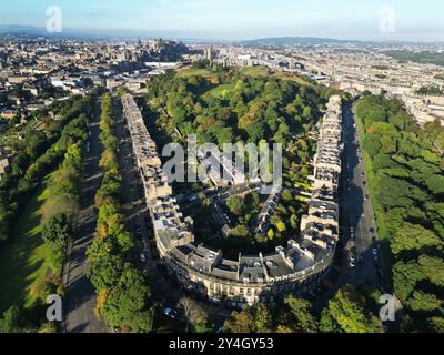 Blick aus der Vogelperspektive auf Carlton, Regent und Royal Terrace auf der Ostseite von Calton Hill, Teil der Edinburgh New Town, UNESCO-Weltkulturerbe. Stockfoto