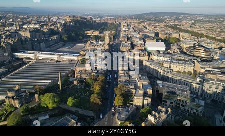 Blick von der Drohne auf Waterloo Place und Princes Street Edinburgh von Calton Hill aus. Stockfoto