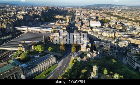 Aus der Vogelperspektive auf Calton Hill, St Andrews House und Edinburgh City Centre, Schottland Stockfoto