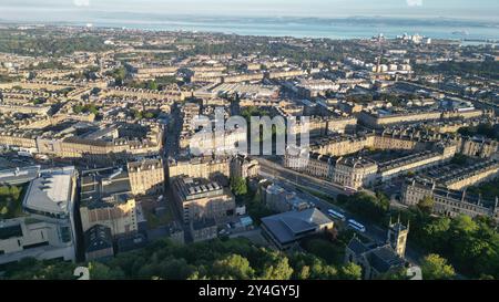 Luftaufnahme von der Drohne vom Calton Hill in Edinburgh im Nordosten und dem Firth of Forth, Edinburgh, Schottland. Stockfoto