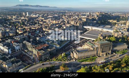 Aus der Vogelperspektive auf Calton Hill, St Andrews House und Edinburgh City Centre, Schottland Stockfoto