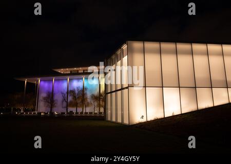 WASHINGTON DC, USA – das John F. Kennedy Center for the Performing Arts ist mit leuchtenden Regenbogenlichtern an der Außenseite zu Ehren der Kennedy Center Honors beleuchtet. Diese jährliche Ausstellung verwandelt das ikonische weiße Marmorgebäude in ein farbenfrohes Leuchtfeuer am Potomac River, das die prestigeträchtige Verleihung der Kunstpreise unterstreicht. Stockfoto