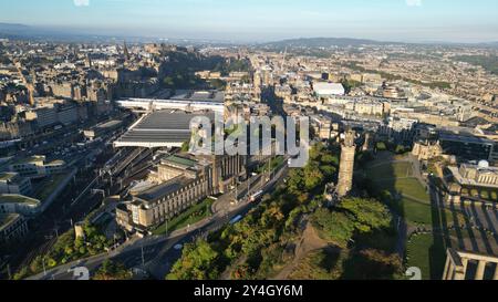 Aus der Vogelperspektive auf Calton Hill, St Andrews House und Edinburgh City Centre, Schottland Stockfoto