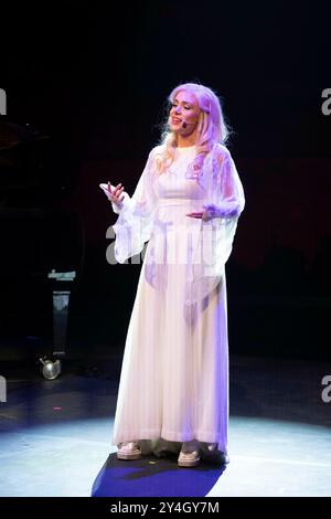 Oberhausen, Deutschland. September 2024. Marie WEGENER, Sängerin, Musikschauspielerin, spielt die Rolle des Engels im Musical THE SPIRIT OF CHRISTMAS, Vorstellung des neuen Programms für das Metronom Theater Oberhausen, Metronom Theater Oberhausen am 18. September 2024, Credit: dpa/Alamy Live News Stockfoto