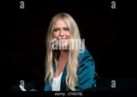 Oberhausen, Deutschland. September 2024. Moderatorin Jessica ENZMINGER, Porträt, Porträt, zugeschnittenes Einzelbild, einzelnes Motiv, Vorstellung des neuen Programms für das Metronom Theater Oberhausen, Metronom Theater Oberhausen am 18. September 2024, Credit: dpa/Alamy Live News Stockfoto