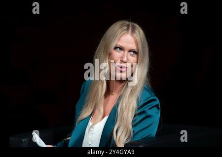Oberhausen, Deutschland. September 2024. Moderatorin Jessica ENZMINGER, Porträt, Porträt, zugeschnittenes Einzelbild, einzelnes Motiv, Vorstellung des neuen Programms für das Metronom Theater Oberhausen, Metronom Theater Oberhausen am 18. September 2024, Credit: dpa/Alamy Live News Stockfoto