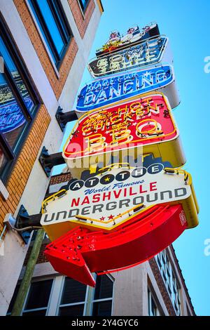 Neon Nachtleben Schilder Broadway Street Nashville Low Angle View Stockfoto