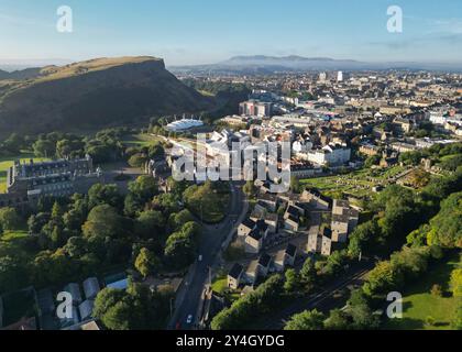 Aus der Vogelperspektive des Palace of Holyrood House und des schottischen Parlaments, Holyrood, Edinburgh, Schottland Stockfoto