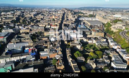 Luftaufnahme der Cannongate und der Royal Mile, Edinburgh, Schottland. Stockfoto