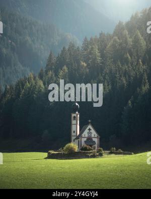 San Giovanni in Ranui oder St. Johann in Ranui Kapelle, val di Funes, Dolomiten Alpen. Südtirol, Italien Stockfoto