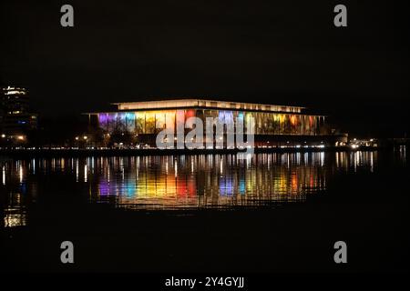 WASHINGTON DC, USA – das John F. Kennedy Center for the Performing Arts ist mit leuchtenden Regenbogenlichtern an der Außenseite zu Ehren der Kennedy Center Honors beleuchtet. Diese jährliche Ausstellung verwandelt das ikonische weiße Marmorgebäude in ein farbenfrohes Leuchtfeuer am Potomac River, das die prestigeträchtige Verleihung der Kunstpreise unterstreicht. Stockfoto