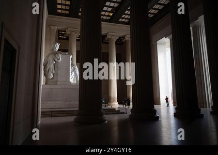 WASHINGTON DC, USA – die berühmte Statue von Abraham Lincoln, die von Daniel Chester French geschaffen wurde, wird durch die großen Säulen des Lincoln Memorial gesehen. Diese Sichtweise betont die neoklassizistische Architektur der Gedenkstätte und umrahmt die kontemplative Figur des 16. Präsidenten und schafft ein Gefühl der Ehrfurcht und historischen Bedeutung. Stockfoto