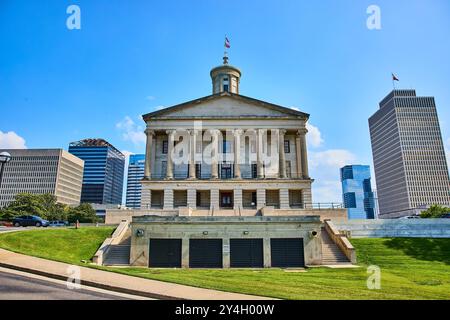 Tennessee State Capitol und Wolkenkratzer in Nashville Urban Landscape Stockfoto