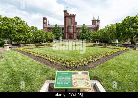 WASHINGTON DC, USA – der Enid A. Haupt Garden bildet einen eleganten Vorplatz für das Smithsonian Castle und kombiniert viktorianisch inspirierte formelle Gartengestaltung mit zeitgenössischen Gartenbaupraktiken. Dieser 4,2 Hektar große öffentliche Garten verfügt über ornamentale Muster und detaillierte Landschaftsgestaltung, die die gotische Architektur des Schlosses ergänzen. Stockfoto