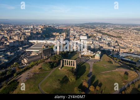 Aus der Vogelperspektive sehen Sie das National Monument, das Nelson Monument und das City Observatory auf Canton Hill, Edinburgh, Schottland. Stockfoto