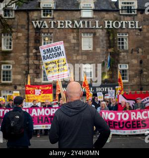 Anti-Rassismus-Kundgebung vor einem Hotel in Paisley, Schottland, im August 2024 Stockfoto