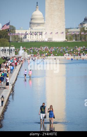 Besucher können das warme Wetter nutzen und den neu renovierten Lincoln Memorial Reflecting Pool in der National Mall in Washington DC genießen Stockfoto