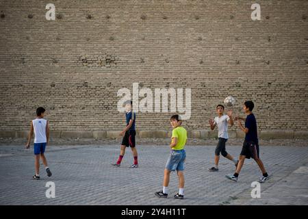 Usbekistan, Buchara, Jungs auf der Straße Stockfoto