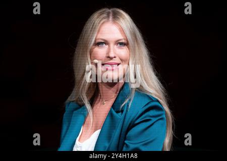 Oberhausen, Deutschland. September 2024. Moderatorin Jessica ENZMINGER, Porträt, Porträt, zugeschnittenes Einzelbild, einzelnes Motiv, Vorstellung des neuen Programms für das Metronom Theater Oberhausen, Metronom Theater Oberhausen am 18. September 2024, Credit: dpa/Alamy Live News Stockfoto