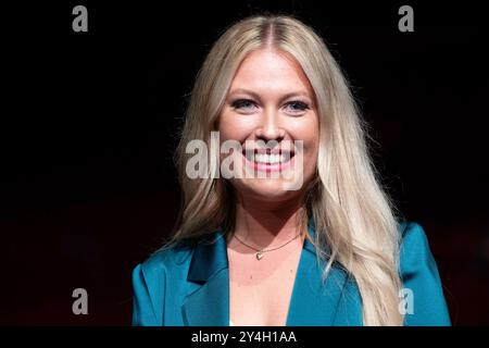 Oberhausen, Deutschland. September 2024. Moderatorin Jessica ENZMINGER, Porträt, Porträt, zugeschnittenes Einzelbild, einzelnes Motiv, Vorstellung des neuen Programms für das Metronom Theater Oberhausen, Metronom Theater Oberhausen am 18. September 2024, Credit: dpa/Alamy Live News Stockfoto