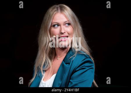 Oberhausen, Deutschland. September 2024. Moderatorin Jessica ENZMINGER, Porträt, Porträt, zugeschnittenes Einzelbild, einzelnes Motiv, Vorstellung des neuen Programms für das Metronom Theater Oberhausen, Metronom Theater Oberhausen am 18. September 2024, Credit: dpa/Alamy Live News Stockfoto