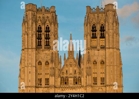 Kathedrale St. Michael und St. Gudula Twin Towers Brüssel Belgien // BRÜSSEL, Belgien — die markanten Doppeltürme der Kathedrale St. Michael und St. Gudula fangen das goldene Licht der letzten Sonnenstrahlen des Tages ein. Die heutige Kathedrale, die auf einem Hügel im Zentrum von Brüssel steht, geht auf das 13. Jahrhundert zurück, obwohl mindestens seit dem 11. Jahrhundert eine Kirche an dieser Stelle steht. Sie ist die nationale Kathedrale Belgiens und Ort der königlichen Krönungen und Hochzeiten. Stockfoto