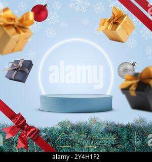 Weihnachtskugeln und Geschenkboxen fallen auf ein leeres Podium auf hellblauem Hintergrund. Bühne für stilvolle Präsentation. Neujahrsposter oder Verkaufsflyer DE Stockfoto