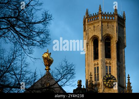 Der berühmte Glockenturm von Brug fängt die ersten Sonnenstrahlen nach Sonnenaufgang. Der Belfort ist ein mittelalterlicher Glockenturm über dem Markt Stockfoto