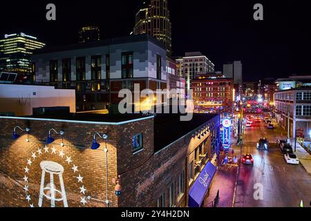 Nachtleben in Nashville am Broadway Vibrant Urban Motion von oben Stockfoto