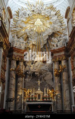 Der kunstvoll verzierte Hochaltar an der historischen Karlskirche, ein Wahrzeichen am Karlsplatz in Wien. Stockfoto