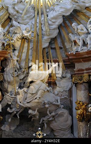 Detail des reich verzierten Hochaltars an der historischen Karlskirche in Wien, der die Himmelfahrt des Heiligen Karl Borromäus zeigt. Stockfoto