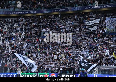 Turin, Italien. September 2024. Fans von Juventus FC während des Fußballspiels der UEFA Champions League zwischen Juventus FC und PSV Eindhoven im Allianz Stadium am 17. September 2024 in Turin (Italien) Credit: Marco Canoniero/Alamy Live News Stockfoto