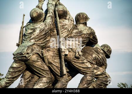 ARLINGTON, Virginia – Detail der Bronzestatue, die US-Marines zeigt, die die amerikanische Flagge am Marine Corps war Memorial, auch bekannt als Iwo Jima Memorial, in Arlington, Virginia, hissen. Die Gedenkstätte, die auf Joe Rosenthals berühmtem Foto basiert, ehrt alle US-Marines, die ihr Leben zur Verteidigung der Vereinigten Staaten seit 1775 gegeben haben. Stockfoto