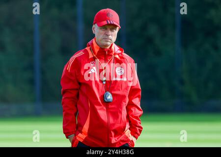 München, Deutschland. September 2024. Alexander Straus (FC Bayern München, Trainer), Oeffentliches Training. FC Bayern München Frauen, Fussball, Saison 24/25, 18.09.2024, Foto: Eibner-Pressefoto/Jenni Maul Credit: dpa/Alamy Live News Stockfoto