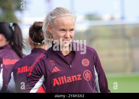 München, Deutschland. September 2024. Pernille Harder (FC Bayern München, 21), Oeffentliches Training. FC Bayern München Frauen, Fussball, Saison 24/25, 18.09.2024, Foto: Eibner-Pressefoto/Jenni Maul Credit: dpa/Alamy Live News Stockfoto