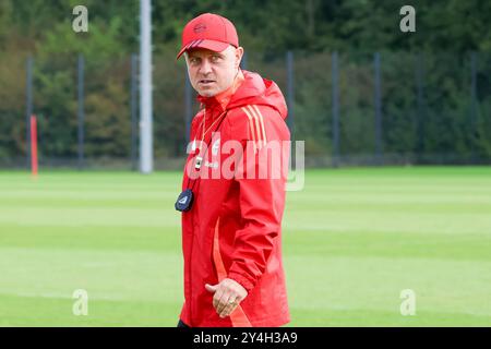 München, Deutschland. September 2024. Alexander Straus (FC Bayern München, Trainer), Oeffentliches Training. FC Bayern München Frauen, Fussball, Saison 24/25, 18.09.2024, Foto: Eibner-Pressefoto/Jenni Maul Credit: dpa/Alamy Live News Stockfoto