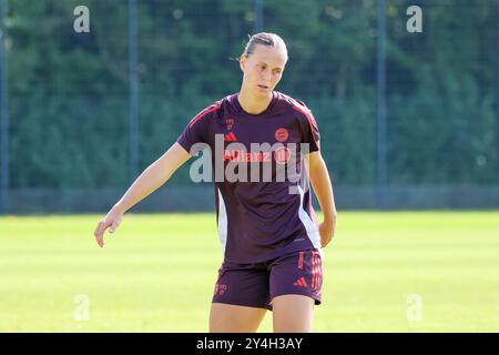 München, Deutschland. September 2024. Klara Buehl (FC Bayern München, 17) beim Training, Oeffentliches Training. FC Bayern München Frauen, Fussball, Saison 24/25, 18.09.2024, Foto: Eibner-Pressefoto/Jenni Maul Credit: dpa/Alamy Live News Stockfoto