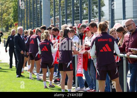 München, Deutschland. September 2024. Spielerinnen nach dem Training mit Fans, Oeffentliches Training. FC Bayern München Frauen, Fussball, Saison 24/25, 18.09.2024, Foto: Eibner-Pressefoto/Jenni Maul Credit: dpa/Alamy Live News Stockfoto