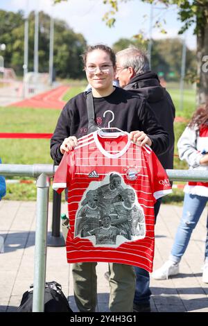 München, Deutschland. September 2024. Fan mit selbstgestaltetem Trikot, Oeffentliches Training. FC Bayern München Frauen, Fussball, Saison 24/25, 18.09.2024, Foto: Eibner-Pressefoto/Jenni Maul Credit: dpa/Alamy Live News Stockfoto