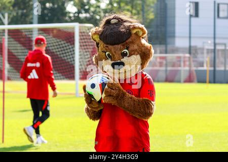 München, Deutschland. September 2024. Maskottchen Mia mit Ball beim Training, Oeffentliches Training. FC Bayern München Frauen, Fussball, Saison 24/25, 18.09.2024, Foto: Eibner-Pressefoto/Jenni Maul Credit: dpa/Alamy Live News Stockfoto